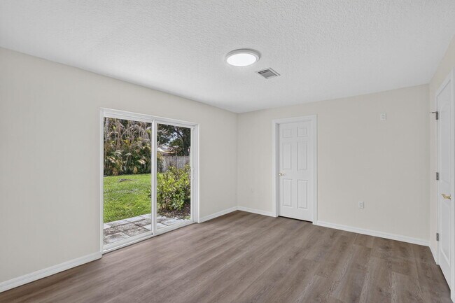 Building Photo - 1125 41st Ave