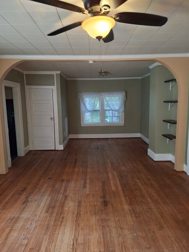 Building Photo - Unbelievable Updated Farmhouse in Lanexa!