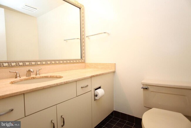 Building Photo - 1015 33rd St NW