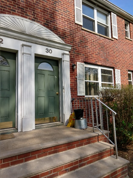 Building Photo - 30 Carolyn Terrace