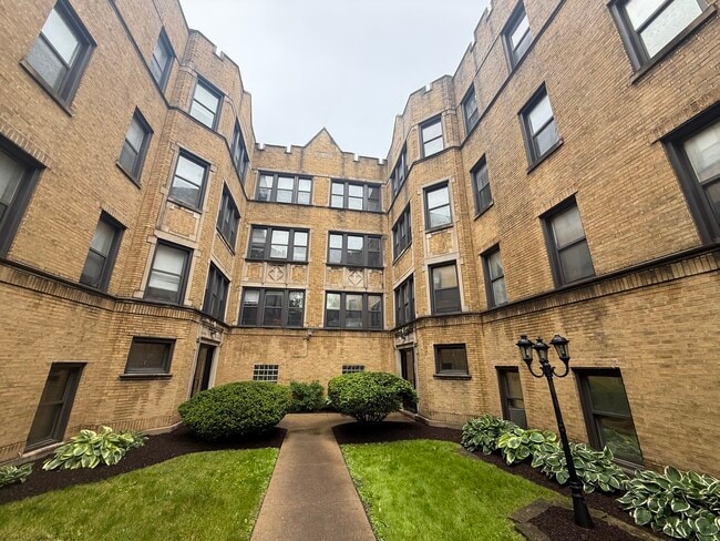 Building Photo - 7351 N Damen Ave