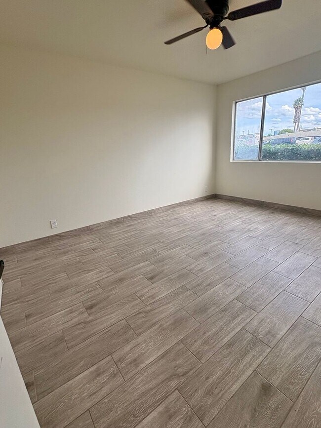 Building Photo - 1951 N Ventura Rd