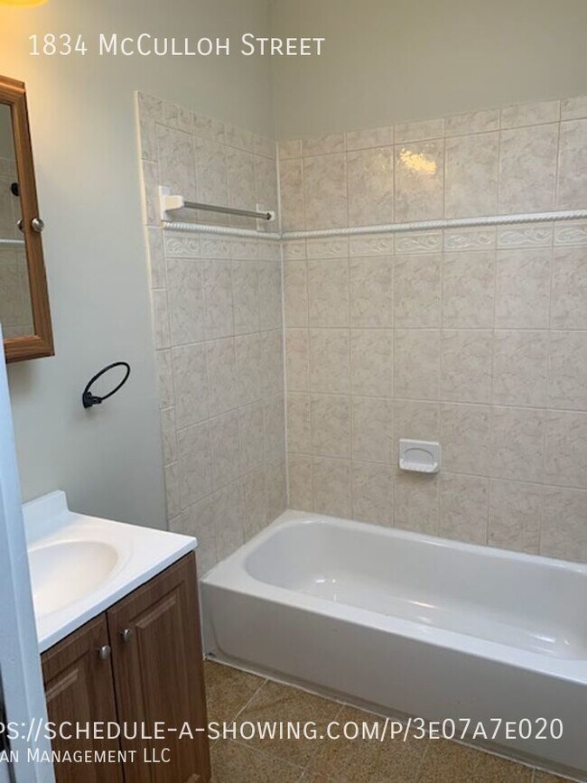 Building Photo - Enormous Rowhome in Madison Park - Close t...