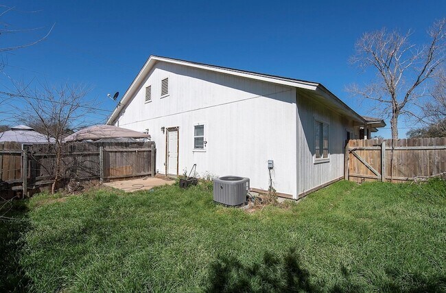 Building Photo - 322 Tamara Dr
