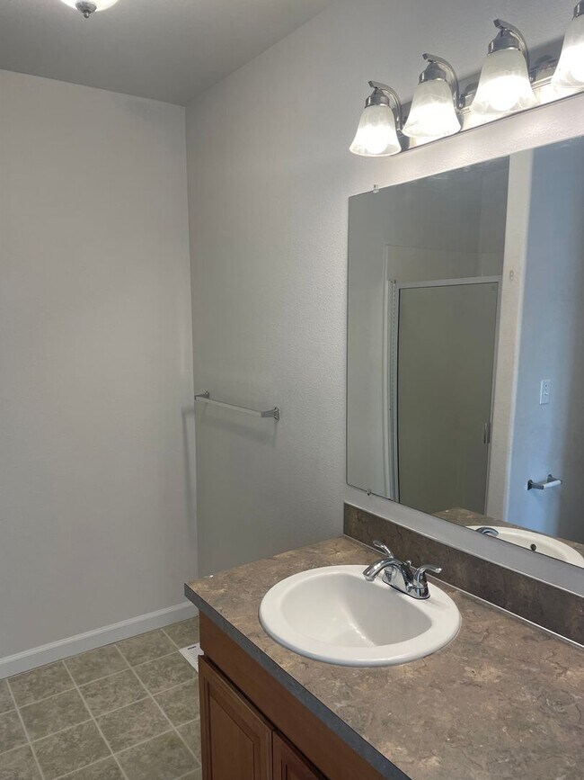 Building Photo - 2 bed 2 bath + Bonus Room Duplex in Northeast Salem!