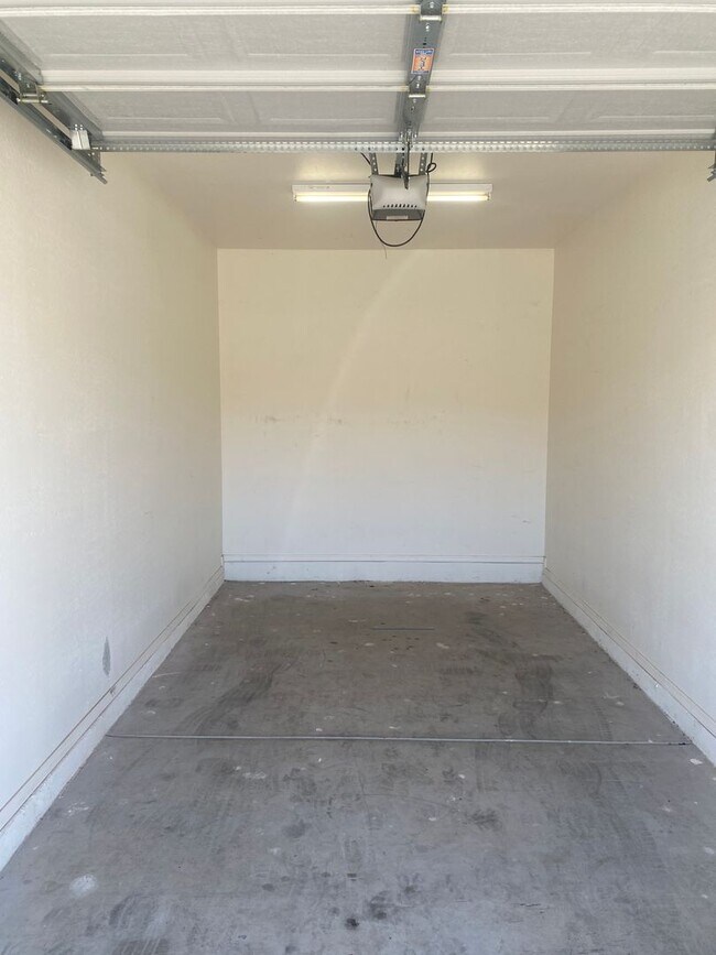 Building Photo - Spacious and Updated 3 Bed/2 Bath Condo w/Garage - Mesa