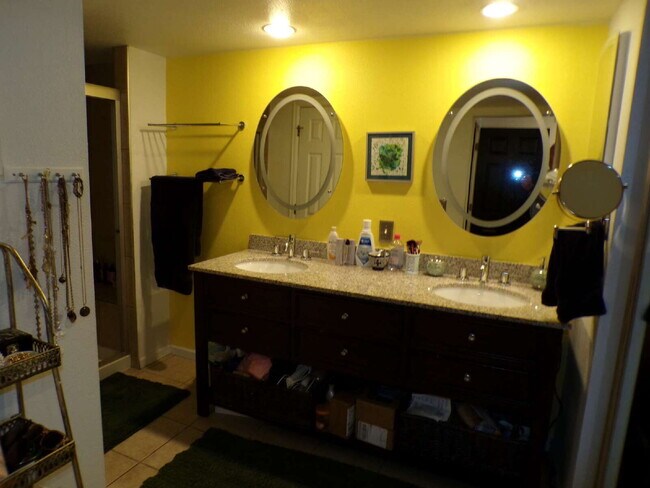 Building Photo - Wind Stream Condos - 3 Bedroom - 2 bathroo...