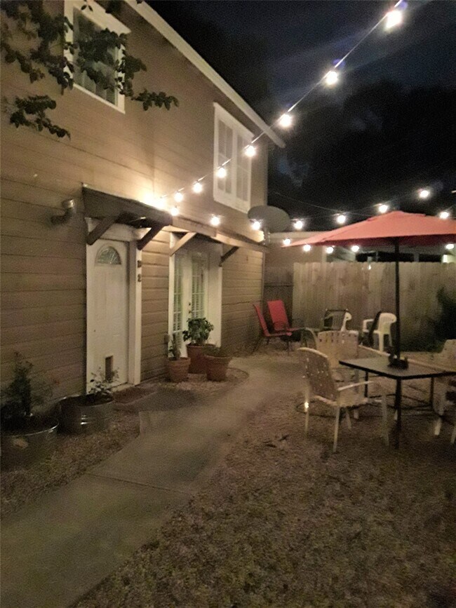 Building Photo - 1030 W Melwood St