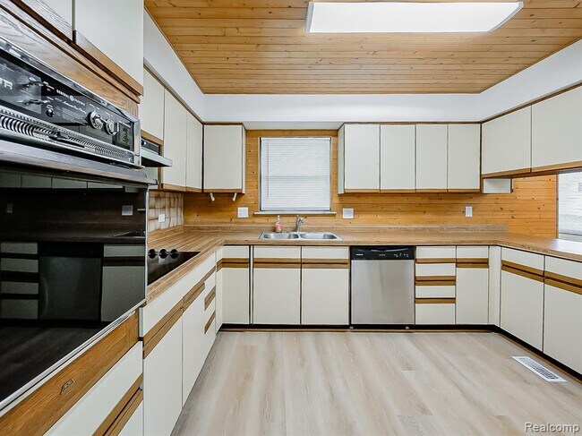 Building Photo - 7580 Thornwood St