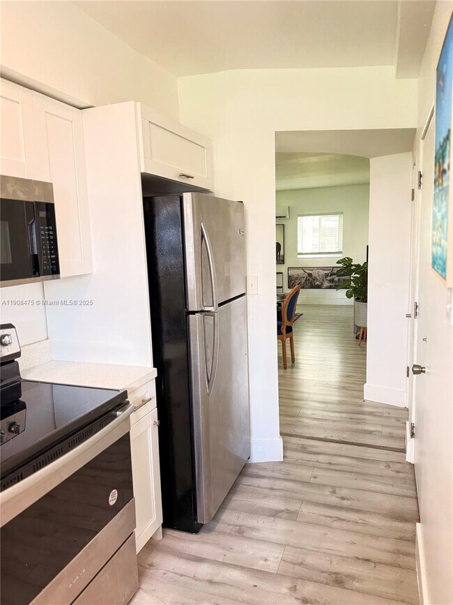 Building Photo - 6941 Bay Dr