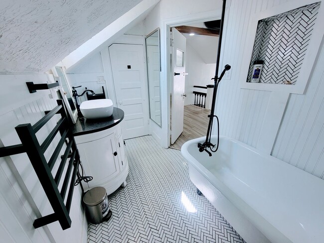 Building Photo - 324 L St E