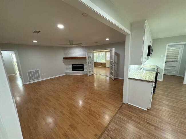 Building Photo - 835 Wycliffe Dr