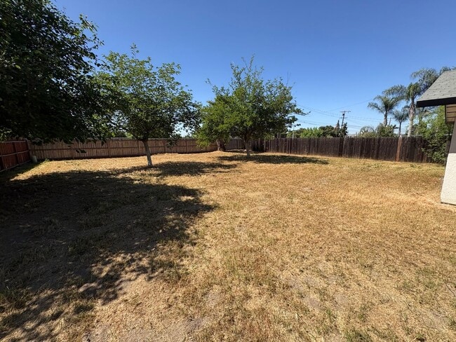 Building Photo - Charming Tulare home available now!