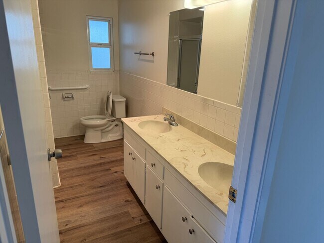 Building Photo - East Ventura