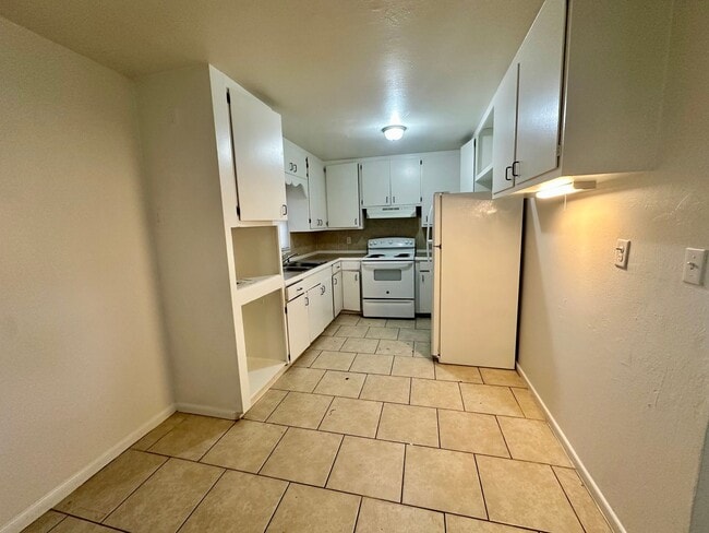 Building Photo - Charming 3-Bedroom, 1.5-Bathroom Home with Stunning Lake Views