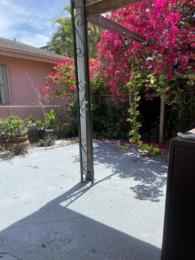 Building Photo - 2656 SW 28th Ct