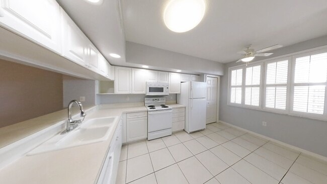 Building Photo - 1200 Country Club Dr