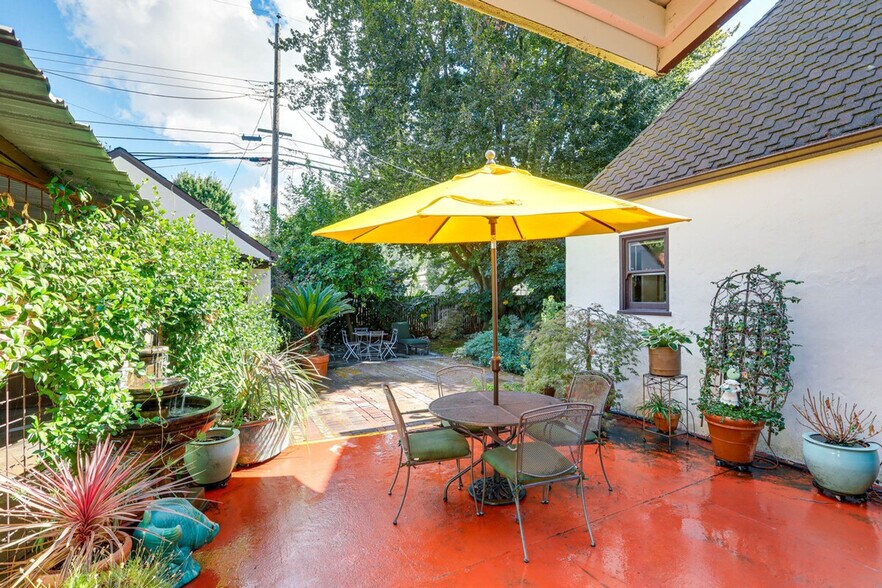 Building Photo - 2627 Land Park Dr