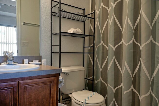 Building Photo - Gorgeous Fully Furnished Townhome Close to...