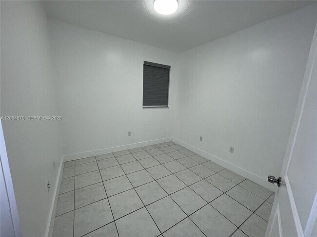Building Photo - 905 NW 82nd Ave