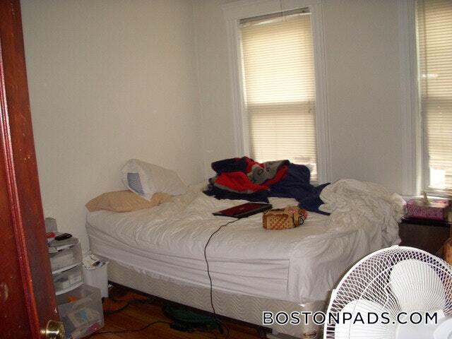 Building Photo - 208 Kelton St