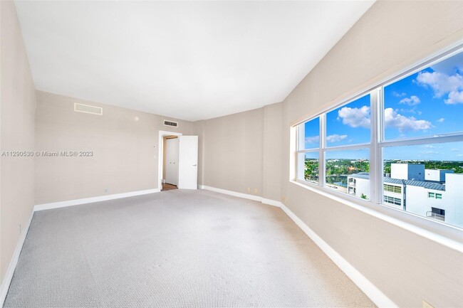 Building Photo - 333 Sunset Dr