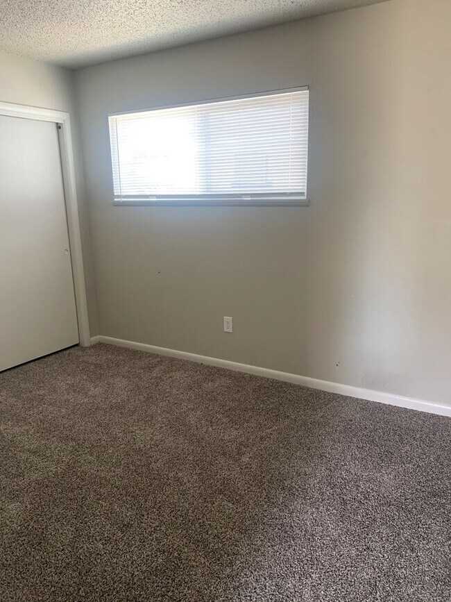 Building Photo - 3 bedroom, 1 bath- Duplex