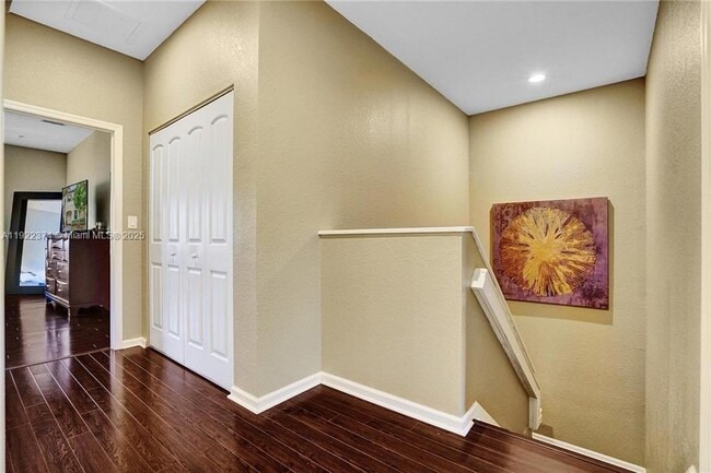 Building Photo - 256 SW 6th Ct