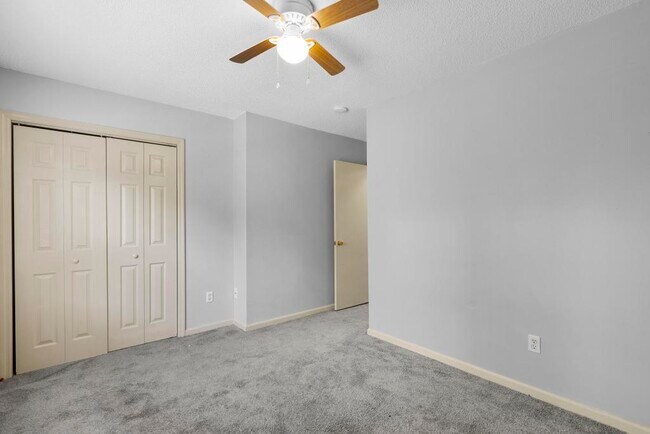Building Photo - 402 Meadowbrook Ln