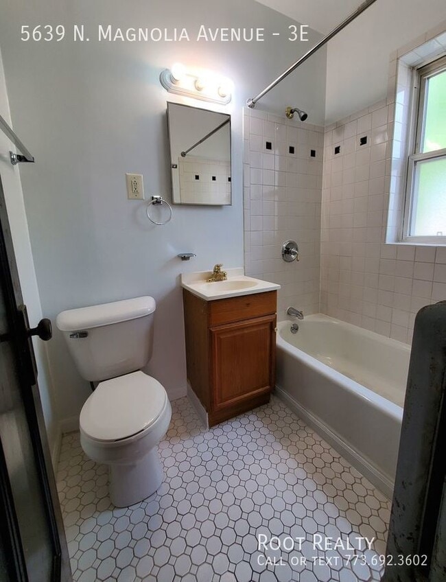 Building Photo - Edgewater / Magnolia Glen - Top-Floor 1-Be...