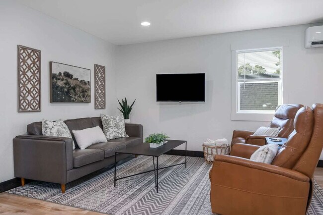 Building Photo - Downtown furnished rental w/ all utilities included (avail. Oct. thru May only)