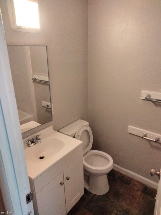 Building Photo - 4 br, 1.5 bath Townhome - 186 Westland St B