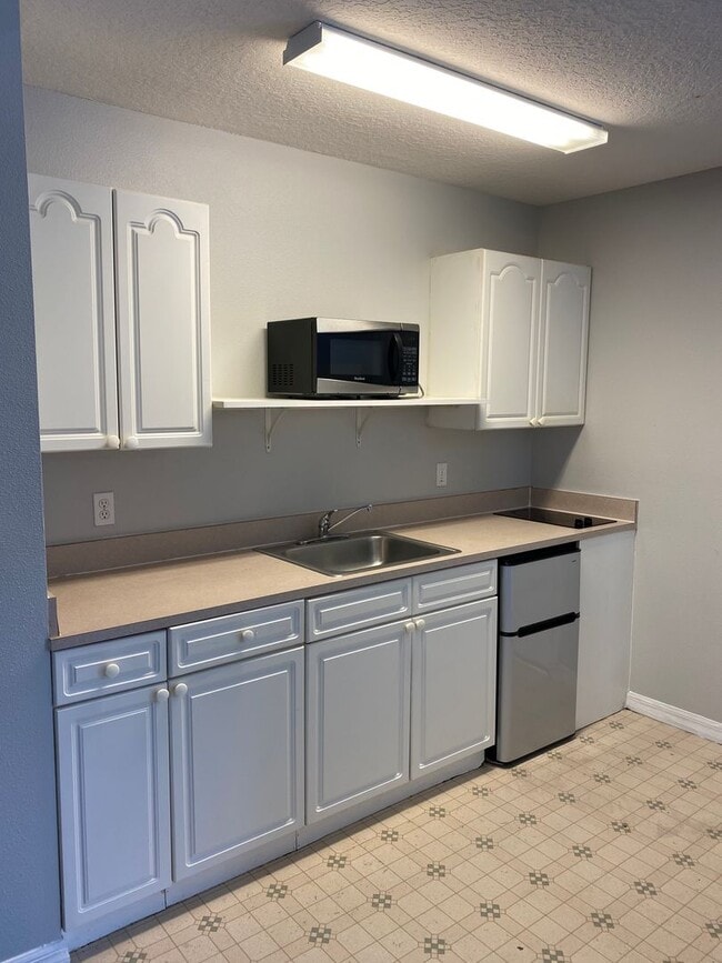 Building Photo - 613 Coconut Palm Way