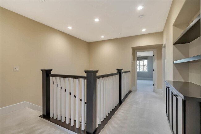 Building Photo - Beautiful Tri-Level 4 bedroom, 3.5 Bathroom, 2,150 SqFt Home in Downtown Campbell!