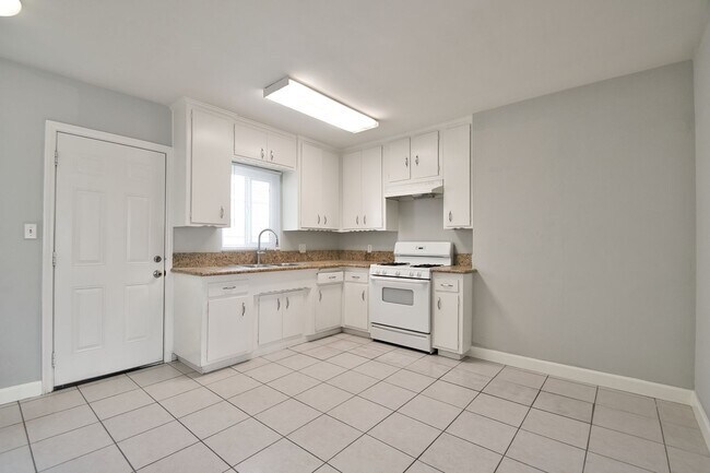 Building Photo - j4717