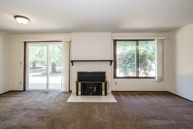 Building Photo - GREAT LOCATION!!! Single Level 3 bedroom 2...