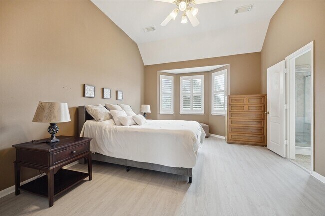 Building Photo - 11215 Royce Palms Dr