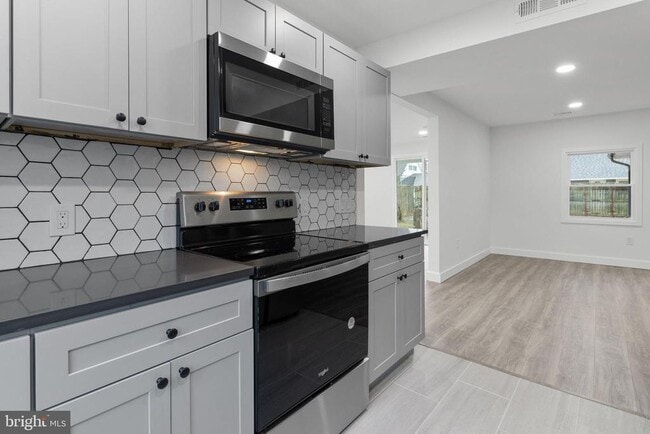 Building Photo - 6 Roundwood Ln
