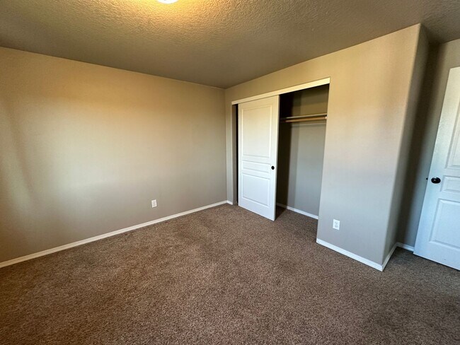 Building Photo - Newer Home In Northeast Albany! Nearly 2500 sq ft, 3 Bedrooms with 3 Baths