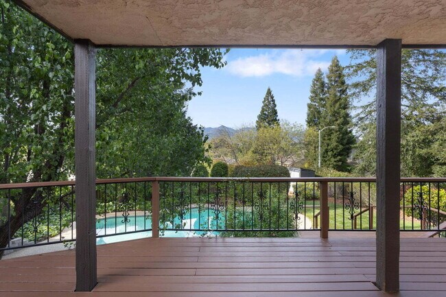 Building Photo - Gorgeous Executive Level Home 4 beds 3 baths close to hospitals and courthouse