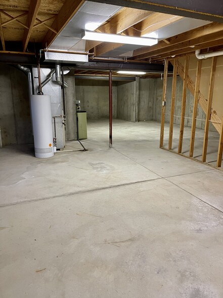 Building Photo - 799 Tamarack Ct