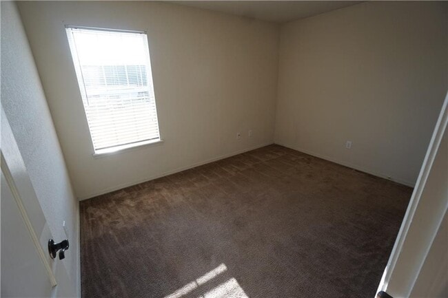 Building Photo - 3 Bedroom 2 Bath House, Total Electric, Tw...