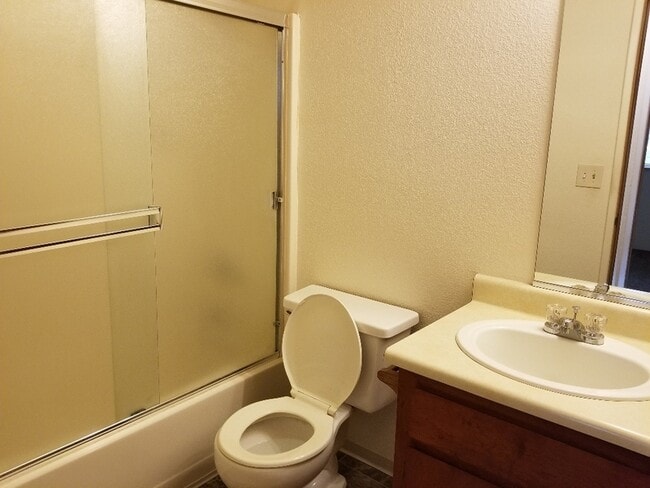 Building Photo - 1685 Cloverlawn Dr