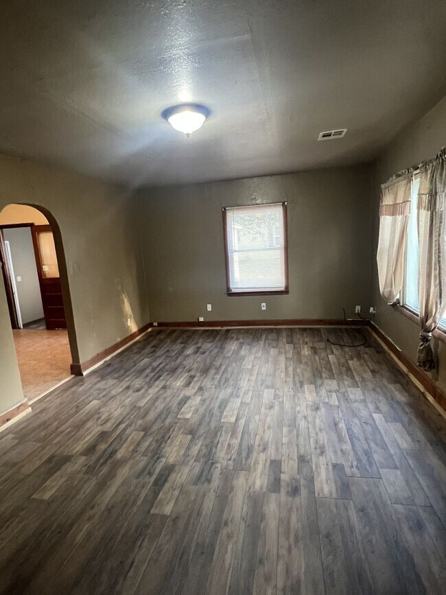 Building Photo - 2 Bedroom, 1 Bathroom House with a Garage ...