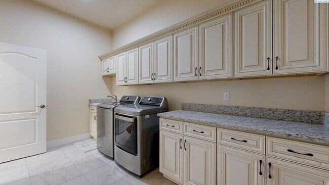 Building Photo - 4 bed, 4 bath home in Kennewick