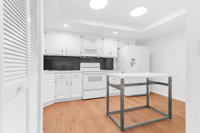 Building Photo - 5951 Wellesley Park Dr