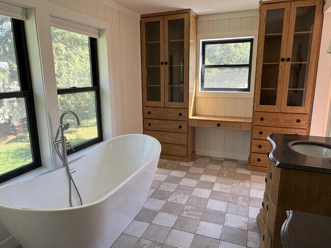 Building Photo - Spacious home in country setting, yet clos...