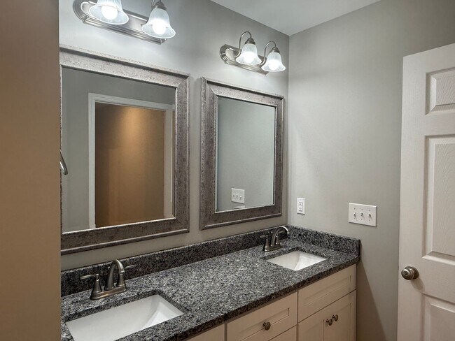 Building Photo - Spacious 3 Bedroom, 3.5bath in central Joh...