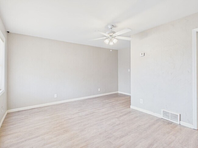 Building Photo - ~ALL BILLS PAID! 2 bedroom Duplex for rent! ~