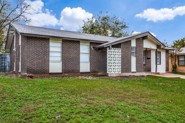 Primary Photo - 203 N Forest Crest Dr